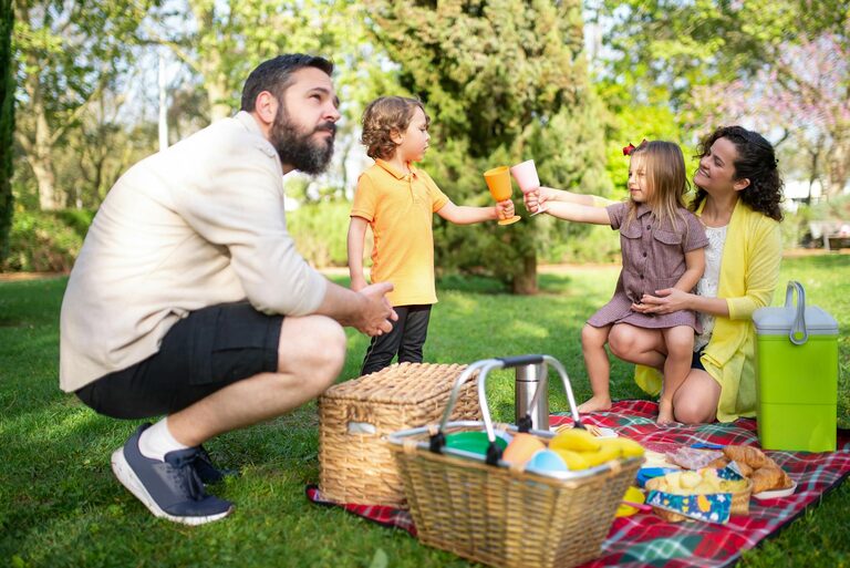 How to Plan a Simple Picnic at a Local Park